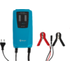 Blauwe acculader met display en twee kabels met rode en zwarte klemmen