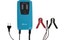 Blaues Batterieladegerät mit Anzeige und zwei Kabeln mit roten und schwarzen Klemmen