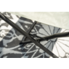 Tiges métalliques noires croisées avec vis et pince, au-dessus tissu en maille beige, en arrière-plan tapis au motif floral