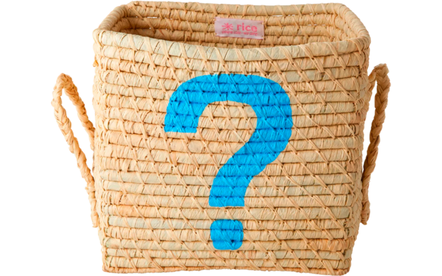 Geflochtener Korb mit blauer Fragezeichen-Aufschrift