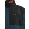 Person trägt eine zweifarbige Jacke in Blau und Schwarz