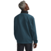 Ein Mann in blauer Jacke schaut nach oben