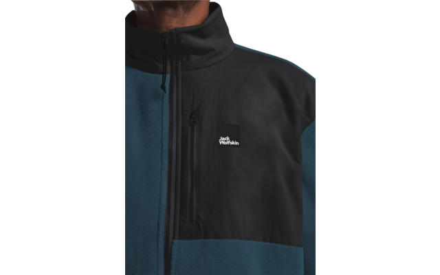 Person trägt eine zweifarbige Jacke in Blau und Schwarz