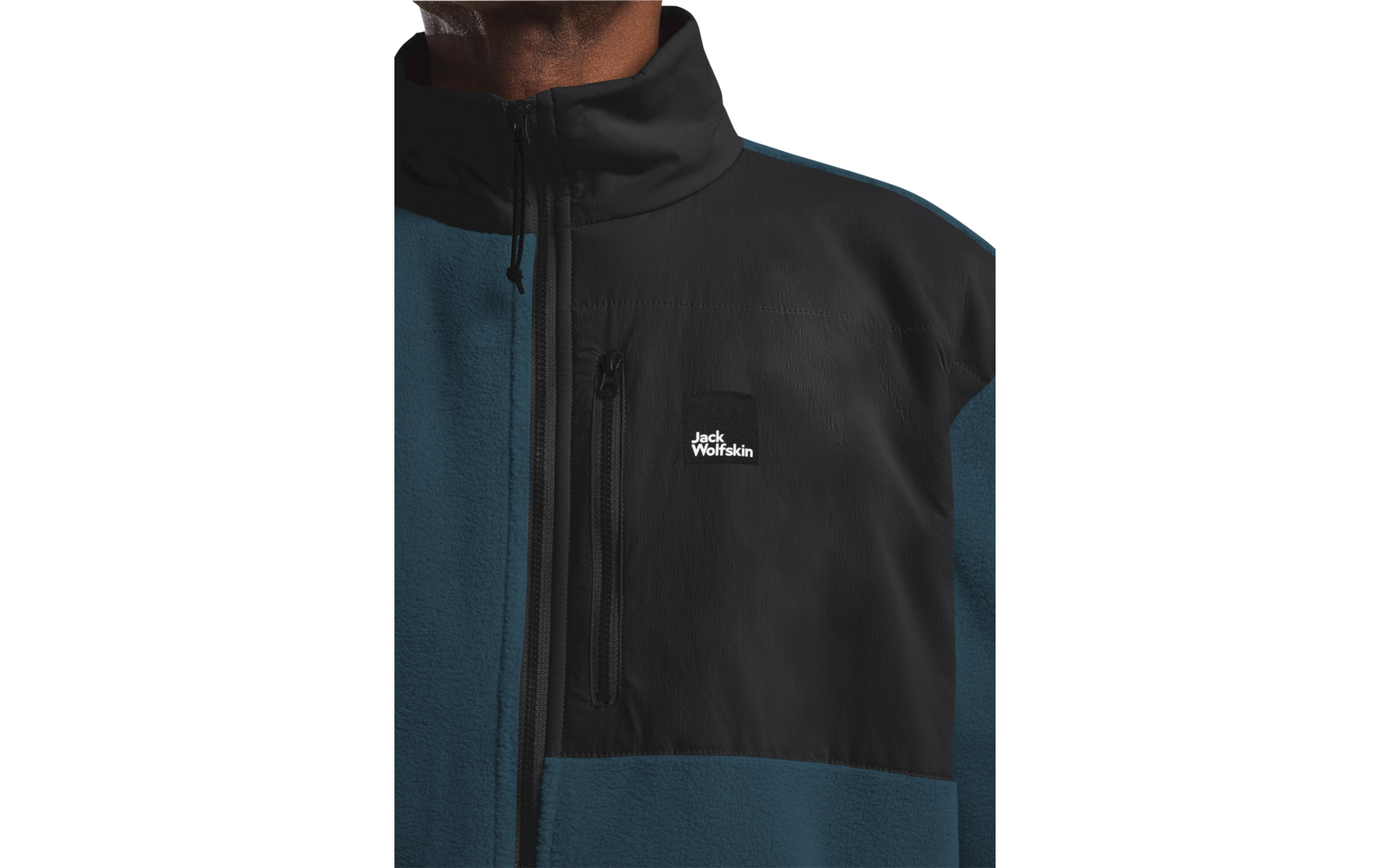 Person trägt eine zweifarbige Jacke in Blau und Schwarz