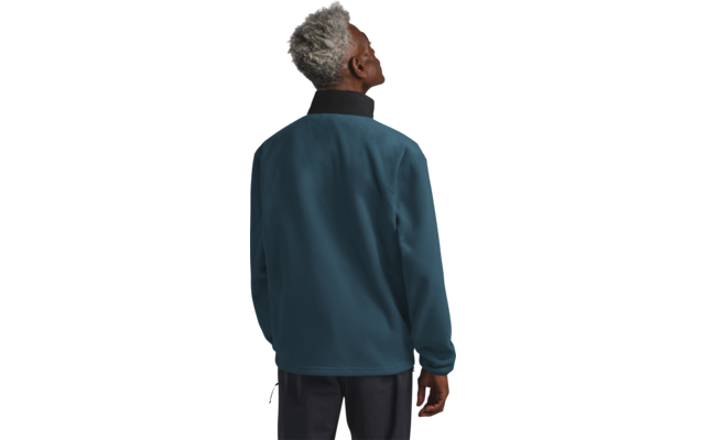 Ein Mann in blauer Jacke schaut nach oben