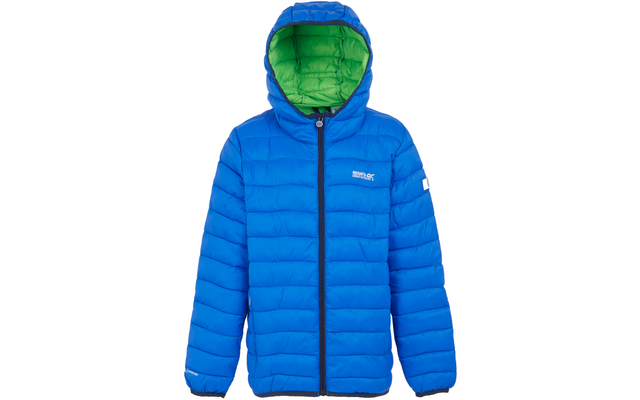 Blaue gesteppte Jacke mit Kapuze, grüner Kapuzeninnenfläche, dunklem Reißverschluss, kleinem weißem Logo auf der linken Brust und weißem Patch am linken Ärmel vor weißem Hintergrund