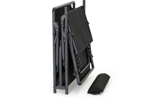 Zusammengeklappte Klappstühle aus Metall mit schwarzer Sitzfläche und Rückenlehne, neben einem länglichen schwarzen Objekt