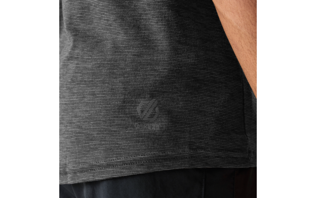 Partie du torse portant un t-shirt gris à fines rayures, petit logo au‑dessus de l'ourlet et pantalon noir