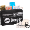 Trousse de premiers secours pour voiture noire avec des inscriptions blanches, devant deux rouleaux de gaze et une paire de ciseaux noirs. La trousse est ouverte, montrant divers fournitures de premiers secours à l'intérieur
