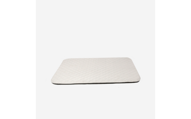 Rechteckige, gesteppte weiße Matte mit abgerundeten Ecken und dunkler Kante auf weißem Hintergrund