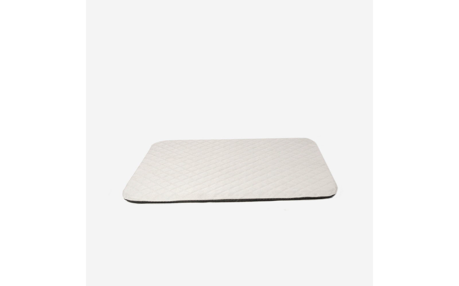 Rechteckige, gesteppte weiße Matte mit abgerundeten Ecken und dunkler Kante auf weißem Hintergrund