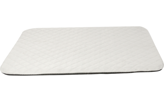 Tapis rectangulaire blanc matelassé avec coins arrondis et bord sombre sur fond blanc