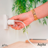 Hand steckt einen weißen Stecker in eine Steckdose mit grünem Hintergrund