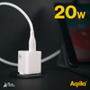 Weißes Ladegerät mit USB-Kabel neben einem Tablet auf schwarzem Hintergrund