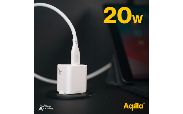 Weißes Ladegerät mit USB-Kabel neben einem Tablet auf schwarzem Hintergrund