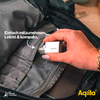 Hand legt eine weiße Powerbank in eine graue Rucksacktasche
