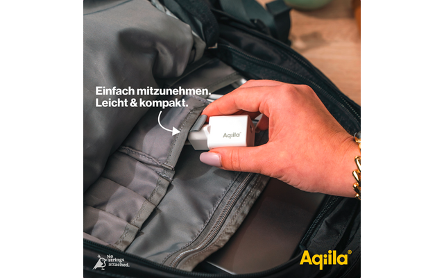 Hand legt eine weiße Powerbank in eine graue Rucksacktasche
