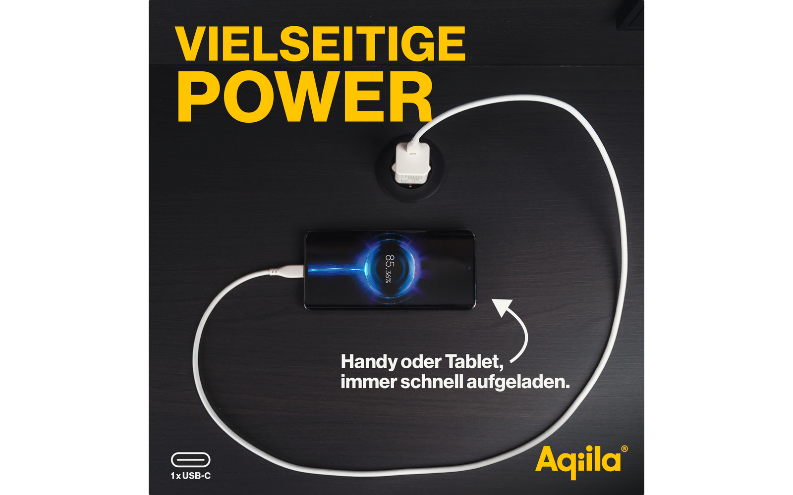 Handy lädt über ein weißes Kabel, Text 'Vielseitige Power' oben links, Aqila Logo unten rechts