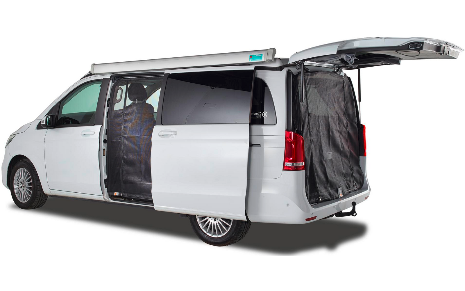 Weißer Transporter mit geöffneten seitlichen und hinteren Türen, schwarze Schutzabdeckungen an den Türöffnungen