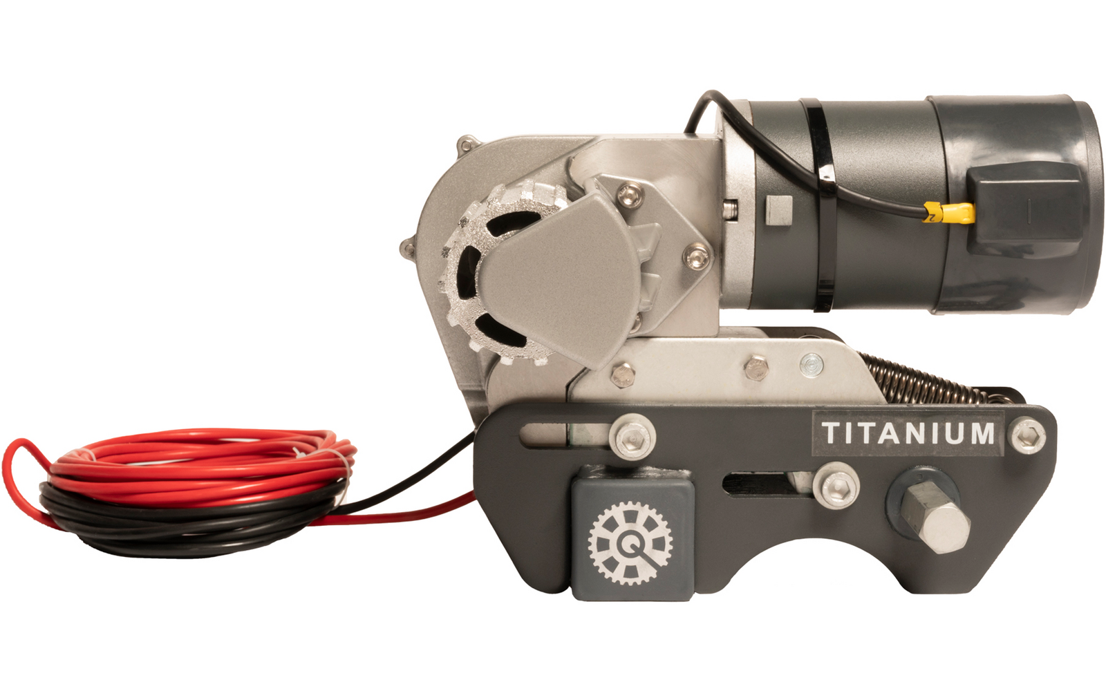 Elektromotor mit Metallgehäuse und roten Kabeln auf weißem Hintergrund