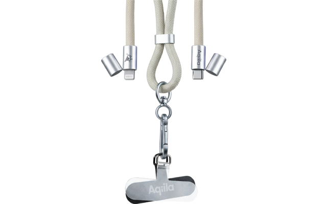 Drei beige geflochtene Kabel mit silbernen Steckern, in der Mitte ein silberner Karabiner mit metallischem Schild beschriftet 'Aqila', gelbes 'Aqila'-Logo unten rechts auf hellem Hintergrund