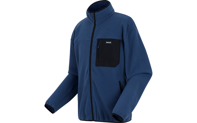 Blaue Fleecejacke mit schwarzer Brusttasche und hohem Kragen