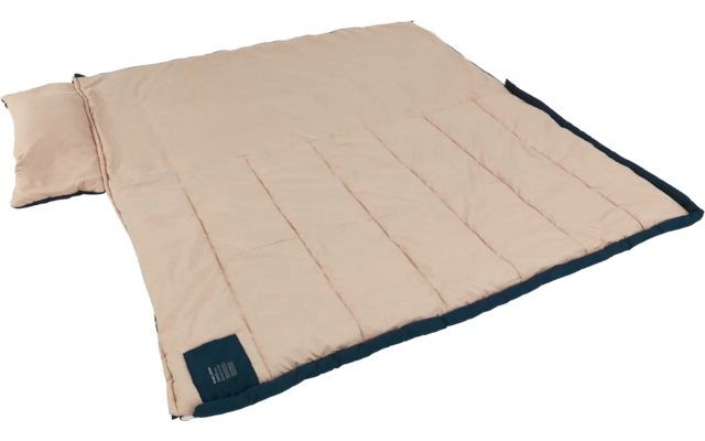 Beige Decke mit Kissen, rechteckig und gefaltet