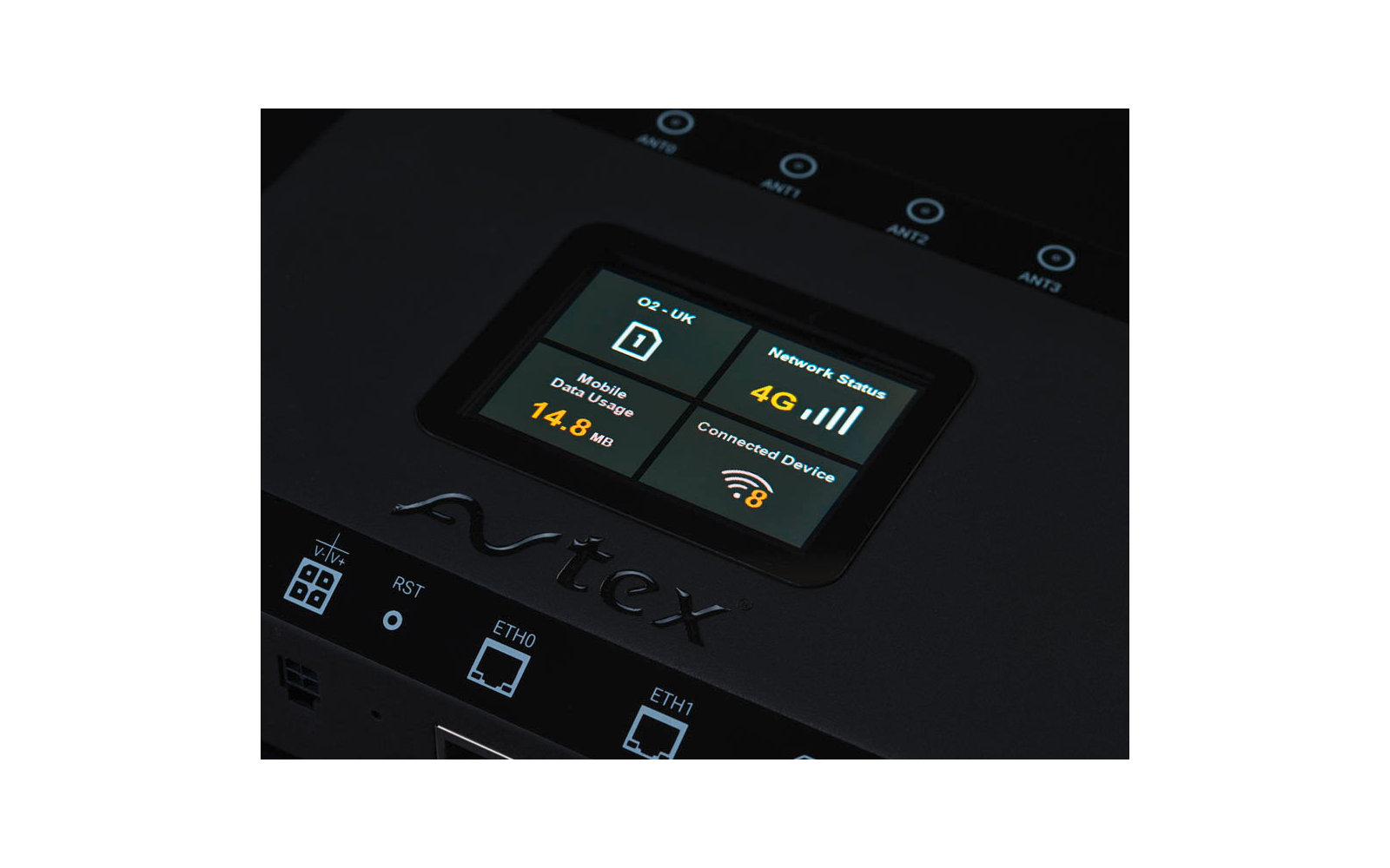 Schwarzes Routergehäuse mit kleinem Farbdisplay; Display zeigt die Texte 'O2 - UK', 'Network Status', '4G' und 'Mobile Data Usage 14.8 MB'; unter dem Display ein eingraviertes Logo und mehrere Ethernet-Anschlüsse mit den Bezeichnungen 'ETH0', 'ETH1'