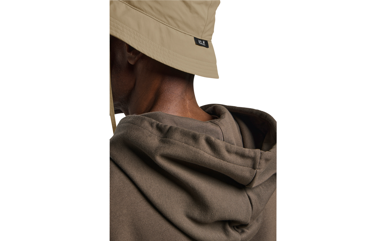 Hinterkopf und Nacken einer Person, beiger Fischerhut mit Kinnband, olivgrüner Kapuzenpullover