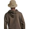 Person von hinten, trägt beige Anglerhut mit schwarzem Etikett auf der Rückseite und braunen Kapuzenpullover