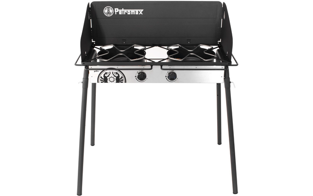 Campingkocher mit zwei Brennern, Windschutz, zwei Bedienelementen, vier Metallbeinen und Petromax-Logo