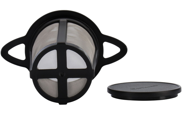 Cylindre en maille métallique fine dans un cadre en plastique noir avec deux poignées latérales, à côté d'un couvercle rond noir sur fond blanc