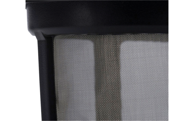 Couvercle en plastique noir avec poignée latérale au-dessus d'une fine maille grise