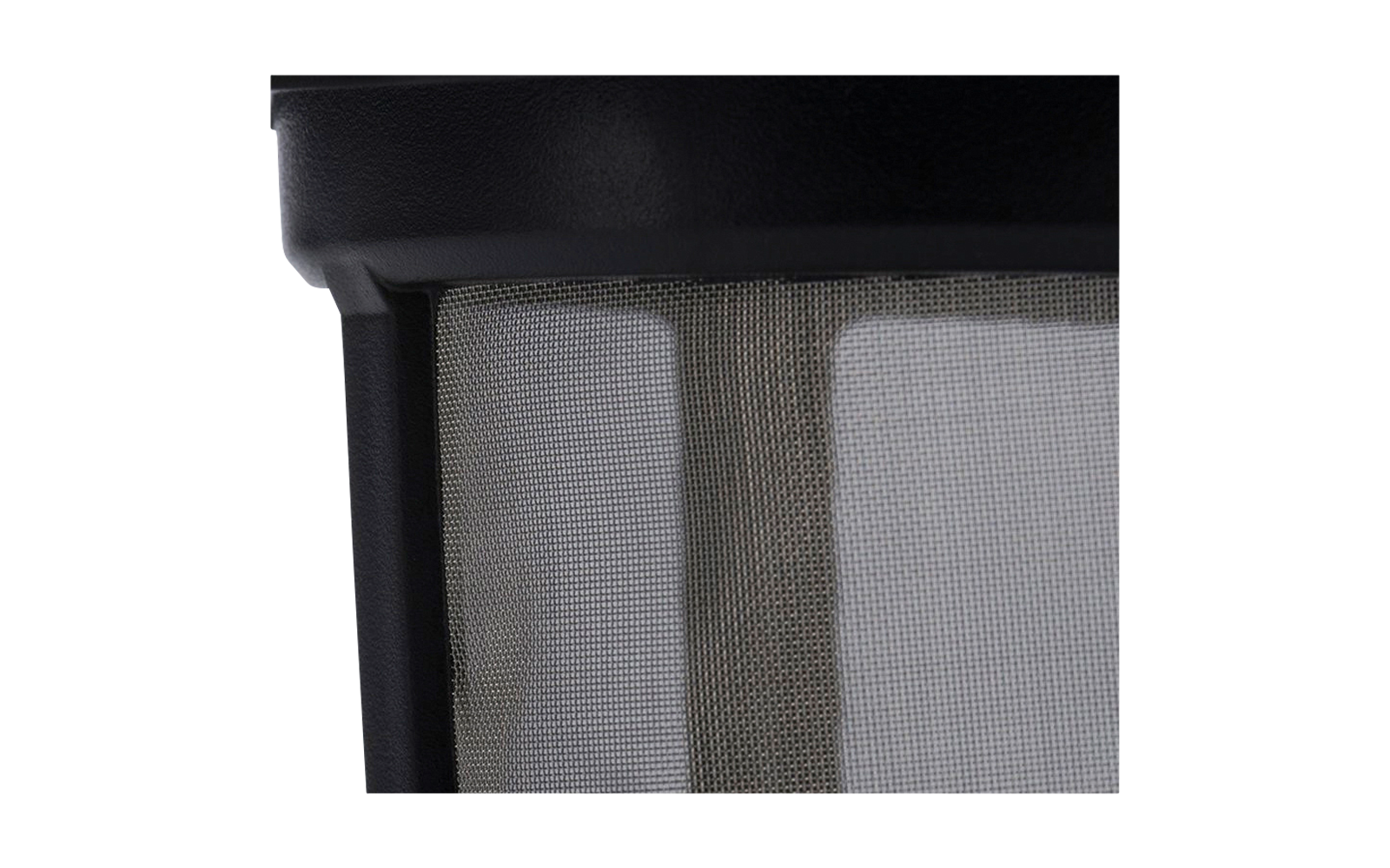 Couvercle en plastique noir avec poignée latérale au-dessus d'une fine maille grise