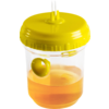 Durchsichtiger Becher mit gelbem Deckel und Strohhalm, gefüllt mit orangefarbener Flüssigkeit und einer kleinen grünen Olive