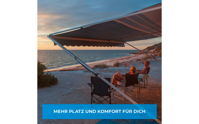 Deux personnes assises sur des chaises de camping sous un auvent déployé sur une plage de sable au coucher du soleil; mer et côte rocheuse en arrière-plan; bannière bleue au premier plan avec le texte MEHR PLATZ UND KOMFORT FÜR DICH