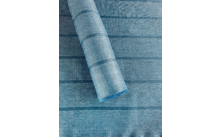 Rouleau de tissu bleu à carreaux sur un tissu bleu étalé