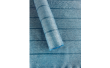 Rouleau de tissu bleu à carreaux sur un tissu bleu étalé