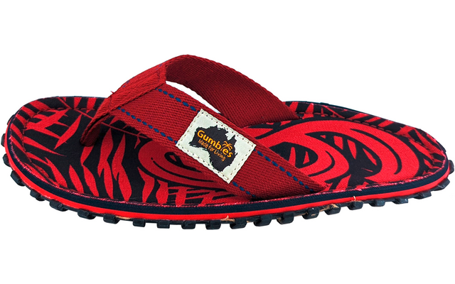 Ein einzelner roter und schwarzer Zehentrenner mit gemustertem Fußbett, gewebtem Riemen mit kleinem rechteckigem Etikett und profilierter Gummisohle