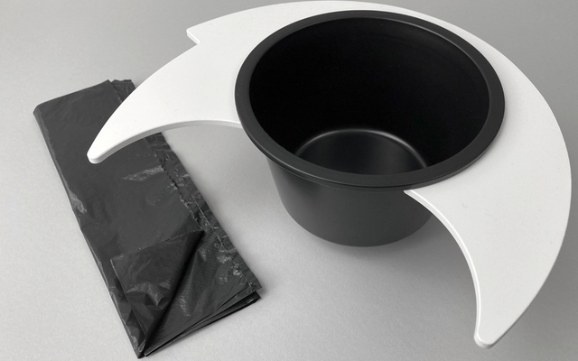 Chapeau cylindre noir avec bord blanc ondulé et emballage noir à côté