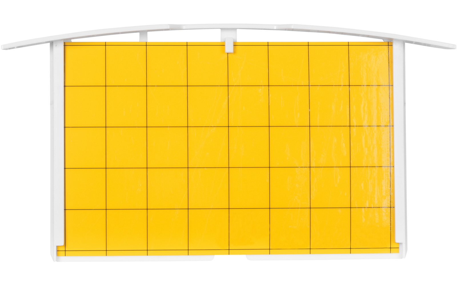 Gelbe Jalousie mit quadratischem Muster vor weißer Wand