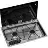 Metall-Kochfeld mit zwei runden Brennern, Gitterrosten, zwei Bedienknöpfen vorne links und hochgeklappter schwarzer Glasabdeckung mit Scharnieren