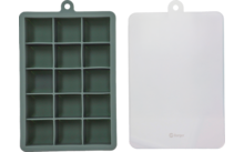 Zwei nebeneinander liegende rechteckige Gegenstände: links graugrüne Silikonform mit 15 rechteckigen Fächern und Aufhängeloch oben, rechts glatte weiße Platte mit Aufhängeloch oben und kleinem Logo unten