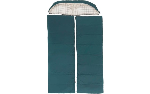 Zwei zusammengelegte grüne Schlafsäcke mit kariertem Kissen oben