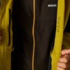 Nahaufnahme einer geöffneten gelben Jacke mit dunklem Innenfutter, orangefarbener Reißverschlusskante, sichtbarem Schriftzug 'Regatta Great Outdoors' und zwei Händen, die die Jacke halten