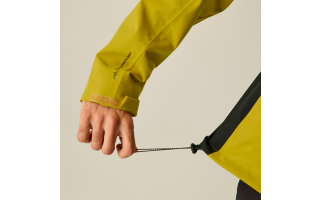 Hand und Unterarm in gelber Jacke halten schwarzen Kordelzug an gelbem Kleidungsstück, Ärmel mit Klettverschluss