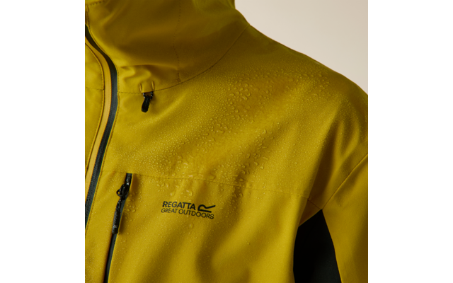 Nahaufnahme einer gelben Jacke von Schulter und Brust mit Wassertropfen, Reißverschluss, Brusttasche und Aufschrift "Regatta Great Outdoors"
