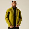 Mann trägt hellgrüne Jacke mit schwarzen Einsätzen, zieht am Reißverschluss