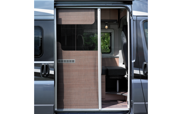 Opengeschoven schuifdeur van een camper met hor; interieur met zitbank, raam en hanglamp