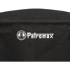 Schwarze Stoffhülle mit weißem 'Petromax'-Logo und Emblem